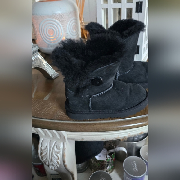 UGG - Picture 3 of 17